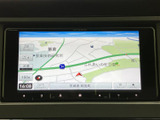 鮮明な表示で目的地をスムーズに設定。長距離ドライブでも安心です。ルート検索も簡単に行え、快適なカーナビゲーションをサポートします。