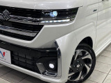 【LEDヘッドライト】悪天候や夜間走行時も良好な視界を確保し安心して運転できる高輝度LEDヘッドライトを装備!点灯速度が早く、消費電力も抑えられています。