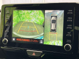 後方映像と車両を上から見た表示を切り替えて確認でき、駐車時の周囲確認をサポートします。目安となるガイド線も表示されるため、車庫入れや狭い場所での取り回しに便利です。