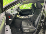 前席はシートとセンターコンソールが近く、運転席から手元を確認しやすい配置です。足元にも空間が確保され、落ち着いた色調の室内で快適にお過ごしいただけます。