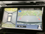 車両周辺を俯瞰した表示と後方の映像を画面で確認でき、駐車時の周囲確認に役立ちます。目安となるガイド表示もあり、限られたスペースでの車庫入れをサポートする便利な装備です。