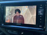 テレビ番組を楽しめる画面を備えており、停車中の休憩時間などに映像を視聴できます。画面上に番組の映像と情報が表示され、待ち時間を過ごす際にも活用いただけます。