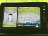 周囲を上から見た映像と後方の映像を画面に並べて表示します。駐車時などに車両の周囲を確認する手助けとなり、切り返しや駐車位置の確認に役立つ装備です。