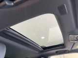 【サンルーフ】開放感たっぷりの希少装備、サンルーフが装着されています!車内に明かりを取り入れたり景色を楽しむ以外にも、車内の空気も簡単に換気できて快適です!