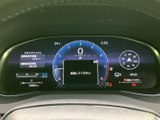 中央の表示に加えて左右にも情報がまとまり、運転に必要な内容を視線の近くで確認できます。表示が見やすく整理されており、走行中の情報確認をスムーズにサポートします。