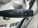 手になじみやすい形状のステアリングが運転席の中心に配置されています。前方を見ながら自然に握りやすく、毎日の移動を支える基本装備です。
