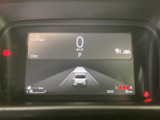 中央の表示部に速度やシフト位置などの情報がまとまり、必要な内容を運転席から確認しやすい構成です。視線の移動を抑えながら、走行中に車両の状況を把握できます。