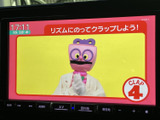 画面いっぱいに映像が表示され、停車中のひと休みにテレビ番組を楽しめます。映像が見やすい大きさで、待ち時間や休憩時間を過ごす際にも便利な装備です。