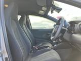 前席は身体を支える形状で、運転席から前方や左右の様子を確認しやすいレイアウトです。シートとドアまわりが落ち着いた色調でまとまり、毎日の乗り降りにも自然になじみます。