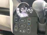 【オートエアコン】一度お好みの温度に設定すれば、車内の温度を検知し風量や温度を自動で調整。暑い&hellip;寒い&hellip;と何度もスイッチ操作をする必要はありません。快適な車内空間には必須の機能ですね♪