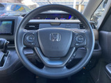 手元の左右にスイッチが配置され、運転姿勢を保ちながら各種操作へアクセスしやすい設計です。表示も見分けやすく、日常の運転を快適にサポートします。