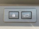 【パワーバックドア】スマートキーや運転席のボタンを押すだけでリアゲートが自動で開閉します!荷物を持っている時や、高い位置にあるバックドアを閉める際に便利な機能です♪