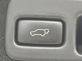 【パワーバックドア】スマートキーや運転席のボタンを押すだけでリアゲートが自動で開閉します!荷物を持っている時や、高い位置にあるバックドアを閉める際に便利な機能です♪