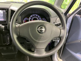 握りやすい形状で、運転席からメーターや前方を見渡しながら扱いやすい位置にあります。中央のホーン部分も含め、基本操作を手元にまとめた仕様です。
