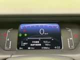 速度や燃料残量のほか、航続可能距離などの情報をまとめて確認できます。必要な表示が見やすく整理されており、運転中も車両情報を把握しやすいメーターまわりです。