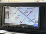 地図上に現在地や周辺の道路、目印となる施設が表示され、位置関係をひと目で把握しやすい画面です。画面上の案内を見ながら、目的地までの道順を確認できます。