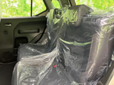 後席には左右の座席とシートベルトが備わり、同乗者が過ごす場所を確保しています。サイドウインドウから外の明るさも取り込めるため、後席での移動時間も落ち着いて過ごせます。