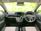 運転席から前方を見渡しやすく、窓から光が入る明るい室内です。シートは落ち着いた色合いで、座ったときも視界を確保しやすいレイアウト。助手席との距離感も自然で、毎日の移動を快適に過ごせる空間です。
