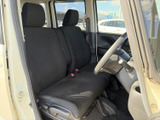 前席は視界が広く、運転席から前方や周囲を確認しやすいレイアウトです。座面と背もたれにはゆとりがあり、落ち着いて過ごせる空間。室内も明るく清潔感があります。