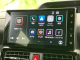 テレビやラジオ、音楽再生などのメニューが並び、使いたい機能を画面から選べます。スマートフォン連携にも対応した表示で、日常の移動を便利にサポートします。
