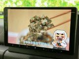 テレビ番組を画面いっぱいに表示でき、停車中の待ち時間に映像を楽しめます。画面上で内容を確認しやすく、休憩時など車内で過ごすひとときに活用できる装備です。
