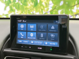 FM・AMラジオやBluetooth Audioなど、画面から各種メニューを選べます。スマートフォン連携の項目も表示され、通勤やお出かけの際に活用できます。