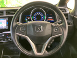 握ったまま手元のボタンにアクセスでき、運転中に必要な操作を手元で行いやすい配置です。メーターの視認を妨げにくい形状で、日常の運転を便利にサポートします。
