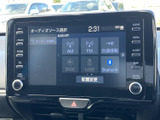 AM・FMやディスク、USB、Bluetoothなどの音源が画面に並び、選択肢を確認しやすい構成です。タッチ操作で使いたい音源を選べるため、日常の移動時にも活用できます。