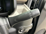 レバー上の表示が見やすく、運転席から各種機能の位置を確認しやすい設計です。手元にまとまった操作系で、日常の運転中にも視線を大きく移さず扱いやすい点が便利です。