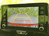 車両後方の様子を画面で確認でき、駐車時の周囲確認をサポートします。ガイド表示もあり、駐車枠や障害物との距離感をつかみたい場面で、目視確認とあわせて活用いただけます。
