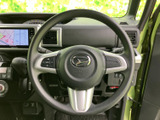 握りやすい形状のステアリングに、音量や表示の操作に使えるスイッチを配置。運転姿勢を保ちながら手元で操作でき、ナビ画面やメーターを確認する際にも扱いやすい装備です。