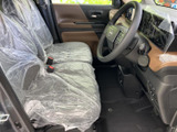 運転席まわりは前方の見通しがよく、視線を自然に前へ向けやすいレイアウトです。シートとドア内張りの色合いも落ち着きがあり、ゆったり過ごせます。