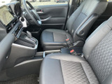 前席にはゆったりしたシートと見やすい運転席まわりが広がります。座面や背もたれの形状が体を受け止め、前方の視界も確保された、落ち着いて過ごせる空間です。