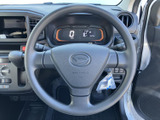 握りやすい形状で、運転中の手元を自然に支えます。中央にはエアバッグの表示があり、左右のレバーや手元のボタンにも手が届きやすく、日常の操作をスムーズに行えます。