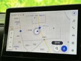 地図上で現在地や周辺の道路を確認でき、目的地までの道順を把握する際に便利です。画面には地名や道路情報が表示され、行き先の検索も行いやすいナビゲーション画面です。