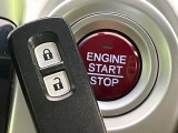 【Hondaスマートキー】カバンやポケットに入れたままでもドアの施錠・解錠が可能なスマートキーを装備。エンジンのオン・オフ時もカギを取り出す必要が無いからとっても便利です♪
