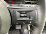 ステアリングの近くにスイッチが集まり、走行中に使う機能へ手元からアクセスしやすい配置です。表示も確認しやすく、日常の操作に役立ちます。