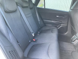 後席は左右にゆとりを感じるベンチ形状で、中央席にもヘッドレストとシートベルトを備えています。落ち着いた色味のシートとドアトリムでまとまりがあり、同乗者にもくつろいでいただけます。