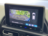 後方の映像に加えて、車両周辺を示す表示と黄色の目安線を確認できます。駐車時に周囲の状況を把握しやすく、バックでの駐車をサポートしてくれる装備です。