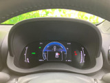 速度や各種表示を運転席前方の画面で確認でき、必要な情報を把握しやすい配置です。表示がまとまり、運転中も視線の移動を抑えながら確認しやすい装備となっています。
