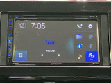 画面上で情報を確認しやすく、FM/AMや音楽再生などの選択肢もひと目で把握できます。ドライブ中の音楽やラジオを楽しみたい方に、日常使いにも便利な装備です。