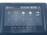 AVメニューにはテレビやラジオ、Bluetoothなどの選択肢が並び、使いたい音源を画面から選べます。複数のメディアに対応した構成で、日々の移動中も好みに合わせて音楽などを楽しめます。