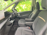 運転席まわりは前方の視界が開け、シートに座った際も周囲を見渡しやすい印象です。落ち着いた色合いの内装とゆったりした座席で、長時間の移動にもなじみます。