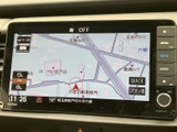 地図上に現在地や周辺の道路が表示され、目的地までの経路確認に役立ちます。画面上の案内を見ながら行き先を把握でき、初めて訪れる場所への移動もサポートします。