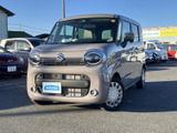 丸みのあるヘッドライトとすっきりしたフロントまわりが、親しみやすく洗練された印象です。明るいボディカラーが青空にも映え、街中でも目を引く佇まいを演出しています。