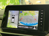 車両周囲を上から見た表示と後方の映像を同時に確認でき、駐車時など周囲の安全確認を助けます。ガイド表示もあり、距離感をつかむ際に便利です。