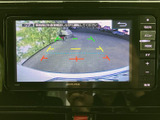 後方の映像に加えて目安となるガイド線が表示され、駐車時の周囲確認をサポートします。画面で後方の状況を確認しながら、車庫入れや切り返しを行いたい方に便利な装備です。