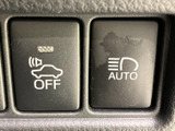 車内のスイッチには絵柄や文字が添えられ、機能を見分けやすい構成です。必要な装備を確認しながら使えるため、日々の運転前に操作内容を把握しやすくなっています。