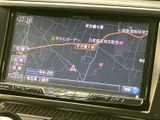 地図上で現在地や周辺の道路を確認でき、目的地までの道順を調べる際に便利です。画面には地名や案内情報も表示され、初めて訪れる場所へのお出かけをサポートします。
