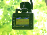 小型画面と周囲のボタンで構成された機器を備えています。表示や操作箇所を確認しやすく、車内の装備として日常の運転をサポートします。